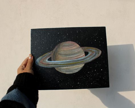 Acrylic painting, planets, saturn Saturn Drawing Art, Saturn Painting Aesthetic, Moon And Saturn Painting, Saturn Painting Acrylic, Lukisan Ideas, Painting Saturn, Saturn Painting, Saturn Drawing, Circular Canvas Painting