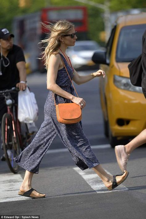 Crossing time: A simple pair of $100 Birkenstock sandals in the Gizeh style were opn her f... Eva Birkenstock Outfit, Birkenstock Gizeh Outfit, French Summer Style, Birkenstocks Outfit, Gizeh Birkenstock, Finger Shoes, Travel Argentina, Birkenstock Outfit, Birkenstock Style