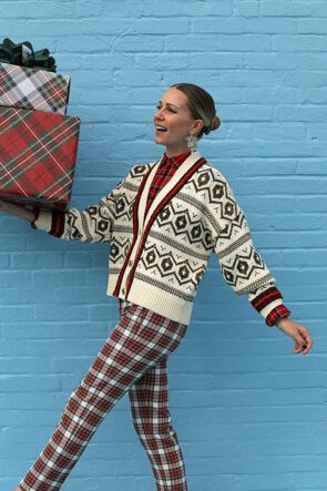 JOY & COMFORT WITH J.CREW // Blair Eadie Winter, Cardigan Outfit Leggings, Christmas Cardigan Outfit, Atlantic Pacific Blair Eadie, Christmas Moodboard, Christmas Outfit Casual, Print Mixing, Leggings Outfit Winter, Female Image