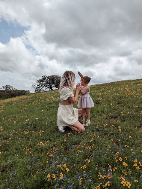 Mom and daughter in a field of flowers Spring Mother Daughter Photo Shoot, Mommy And Me Easter Photo Shoot, Flower Field Outfit Ideas, Flower Farm Photoshoot, Photoshoot Flower Field, Mom And Daughter Photoshoot, Spring Photoshoot Outfits, Mom Daughter Photos, Summer Photo Ideas