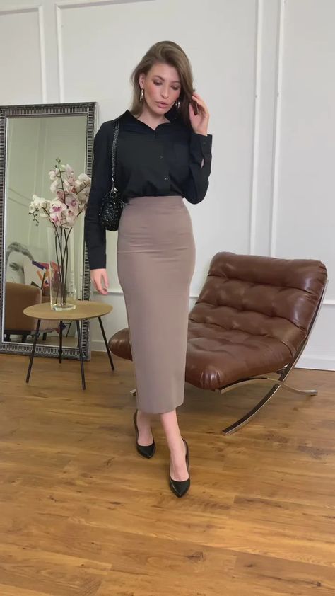 Pencil Cut Skirt Outfit, Black Pencil Skirt Outfit Work, Long Pencil Skirt Outfits, Midi Pencil Skirt Outfit, Long Tight Skirt, Pencil Skirt Outfits Casual, Tight Skirt Outfit, Skirt Outfit Casual, Tight Pencil Skirt