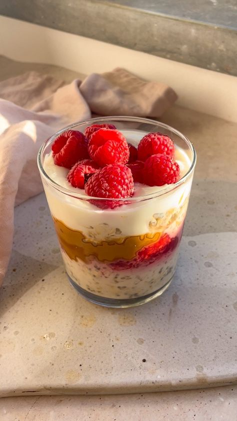 MARINA | easy & healthy recipes on Instagram: “Raspberry Peanut Butter Overnight Oats 🥜🍓 Easy and healthy breakfast idea for a healthy morning ✨ What I love about overnight oats is…” Aesthetic Healthy Food, Raspberry Breakfast, Superfood Bowl, Healthy Oats, Easy And Healthy Breakfast, Healthy Breakfast Idea, Peanut Butter Overnight Oats, Oat Recipes Healthy, Meal Box