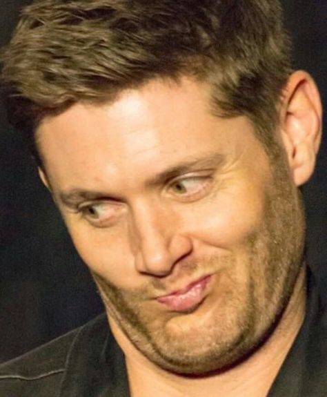 Jensen Ackles Funny, Castiel Aesthetic, Supernatural Lucifer, Spn Memes, Supernatural Actors, Jensen Ackles Supernatural, Supernatural Wallpaper, Supernatural Pictures, Jared And Jensen