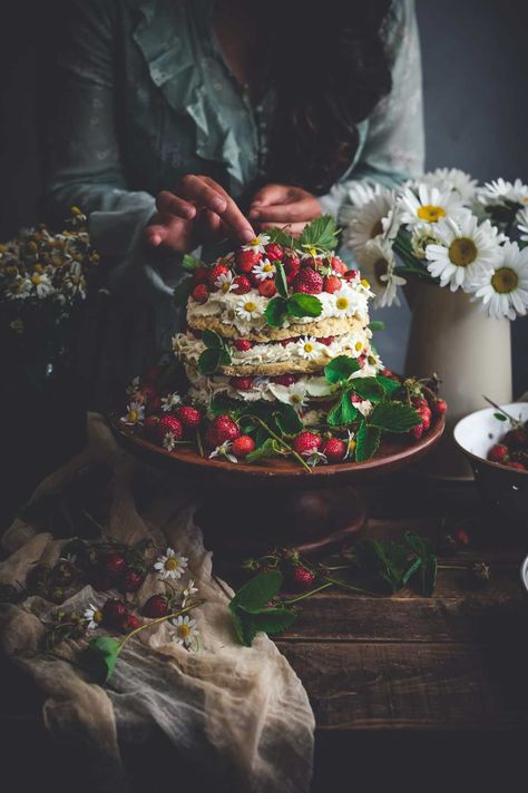 A layer cake version of summer’s favorite dessert! This giant strawberry shortcake is made with layers of split tender cream biscuits, fresh vanilla bean whipped cream and sweet juicy macerated summer strawberries. | fareisle.com #strawberryshortcake #strawberry #shortcake #recipe #foodstyling #foodphotography #cake #whippedcream #chantillycream #summerdessert Call Me Cupcake, Shortcake Cake, Xmas Table Decorations, Strawberry Shortcake Cake, Christmas Cake Topper, Christmas Dinner Party, Chocolate Swirl, Wooden Cake, Dinner Decoration