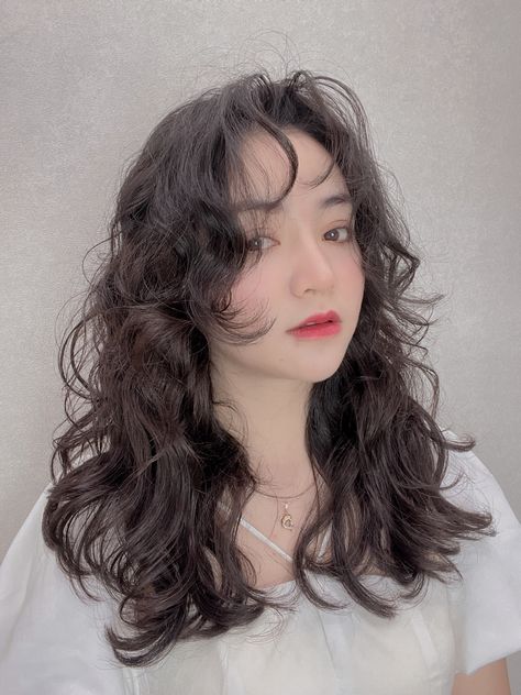 Hush Haircut Curly, Hime Bangs Curly Hair, Haircuts For Naturally Wavy Hair Medium Round Face, Himecut Curly Hair, Wavy Hime Haircut, Curly Hime Haircut, Hush Cut On Curly Hair, Hime Haircut Wavy Hair, Curly Hush Cut