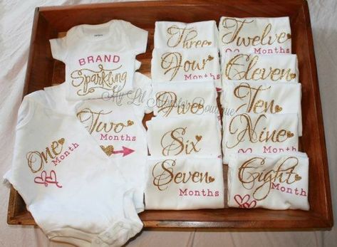 Baby Onesies Diy, Perlengkapan Bayi Diy, Crafts By Month, Monthly Onesies, Sublimacion Ideas, Cricut Baby, Mode Turban, Six Month, Gold And Pink