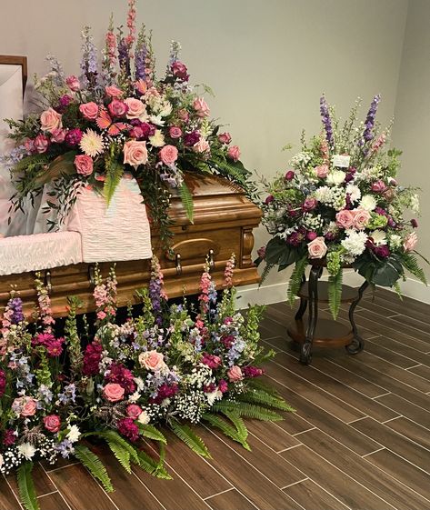 Tombstone Flowers, Florist Ideas, Sympathy Floral, Casket Spray, Casket Flowers, Sympathy Arrangements, Casket Sprays, Cemetery Decorations, Flower Arrangement Designs