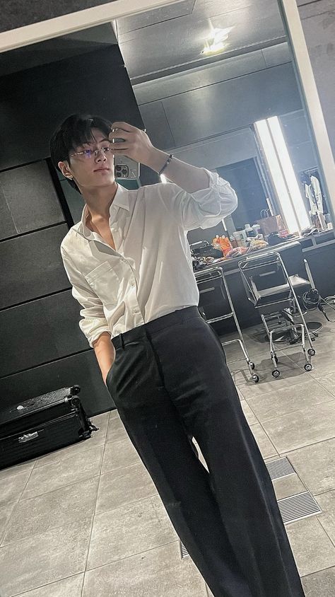 Enhypen Outfit, Jay Wallpaper, Jay Icon, Jay Enhypen, All White Outfit, Jay Park, Korean Men, White Outfits, White Blouse