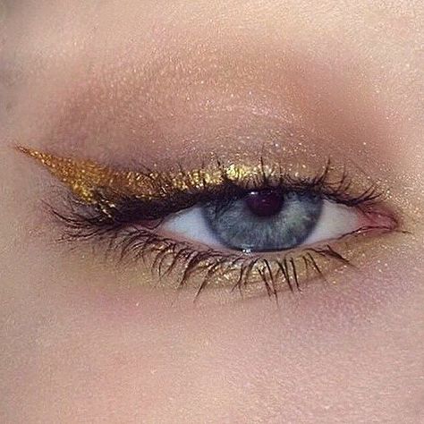 Cool Summer Makeup, Recreate Yourself, Golden Makeup, Heart Touching Quotes, Make Up Gold, Gold Eyeliner, Gold Makeup Looks, Concert Makeup, Gold Liner