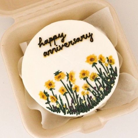 Sunflower Themed Birthday Cake, Sunflower Bento Cake Design, Sunflower Bento Cake, Sunflower Cake Birthday Simple, Sunflower Cake Birthday, Sunflower Cake Design, Sunset Cake, Sunflower Birthday Cakes, 25 Anniversary Cake