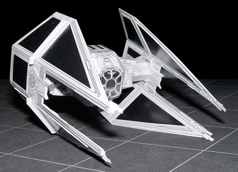 Papercraft imprimible y armable de Tie Interceptor de Star Wars. Manualidades a Raudales. Origami Tie, Tie Interceptor, Star Wars Origami, Star Wars Crafts, Free Paper Models, Origami Artist, Star Wars Spaceships, Star Wars Models, Toy Display