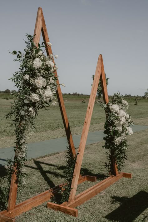 Triangle wedding ceremony arch with flowers, greenery wedding outdoors ceremony, outdoors wedding, Hacienda, Boda, arco, triangulo, ceremonia, flores Minimalist Flower Arch Wedding, Wooden Triangle Wedding Backdrop, Wedding Backdrop Triangle, Woodland Wedding Arch Ideas, Triangle Wood Wedding Arch, Wooden Triangle Wedding Arch, Wooden Triangle Arch Wedding, Homemade Alter Wedding, Triangle Arches Wedding