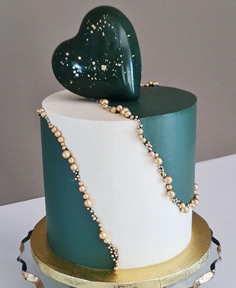 6 Months Cake, Emerald Ring Simple, Green Birthday Cakes, Fault Line Cake, Cake World, Dessert Art, Elegant Birthday Cakes, Green Themed Wedding, Creative Cake Decorating