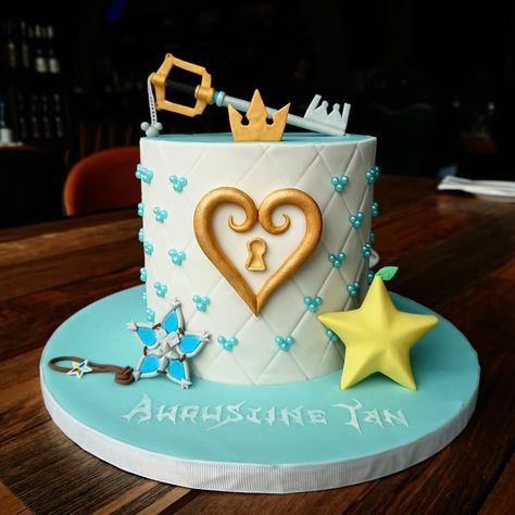 Kingdom Hearts Birthday, Hearts Birthday Cake, Heart Birthday Cake, Heart Cakes, Kingdom Hearts Fanart, Heart Party, Heart Themed, Disney Cakes, Heart Cake