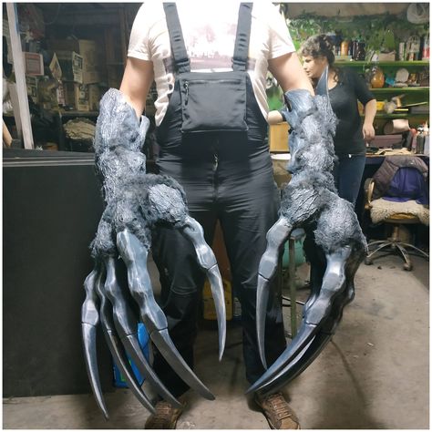 This larp troll claws is made under the inspiration of the Witcher. Suitable for themed Witcher cosplay, theatrical performances, shooting music videos, movies and TV series. Decorating: paws of a giant monster, Troll of Vergen.  Permissible for LARP Witcher game in field - your weapon as this no one can bend and can't break in combat. It is high quality and high strength ABS plastic + eva foam. Excellent resistance to transport.  All orders in our store are made only manually and TO ORDER accor Witcher Game, Witcher Cosplay, Fallout Cosplay, Cosplay Armor, Larp Costume, Diy Halloween Projects, Idee Cosplay, Giant Monsters, Halloween Yard Decorations