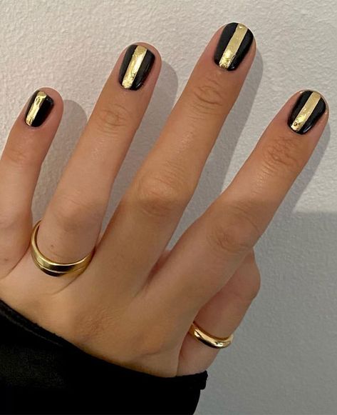 black and gold nails, short nail art design, metallic gold nails, minimalist nails, nail art designs Black And Gold Nails Short Simple, Black Metallic Nails Short, Gold Nails With Black Design, Short Nails Black And Gold, Short Black And Gold Nails Ideas, Black Gold Nails Short, Black Gold Chrome Nails, Black Manicure Aesthetic, Short Black Nail Art