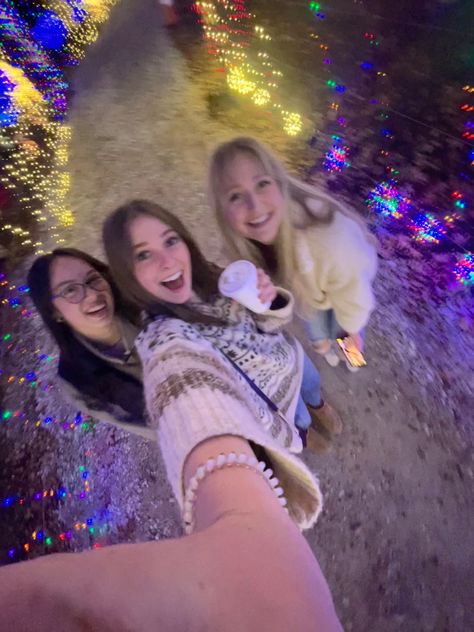 Christmas Photos Friends, Christmas Lights With Friends, Going To See Christmas Lights Outfit, Christmas Lights Outfit Ideas, Christmas Light Pictures, Christmas Lights Outfit, Date Ideas Christmas, Christmas Date Ideas, Looking At Christmas Lights