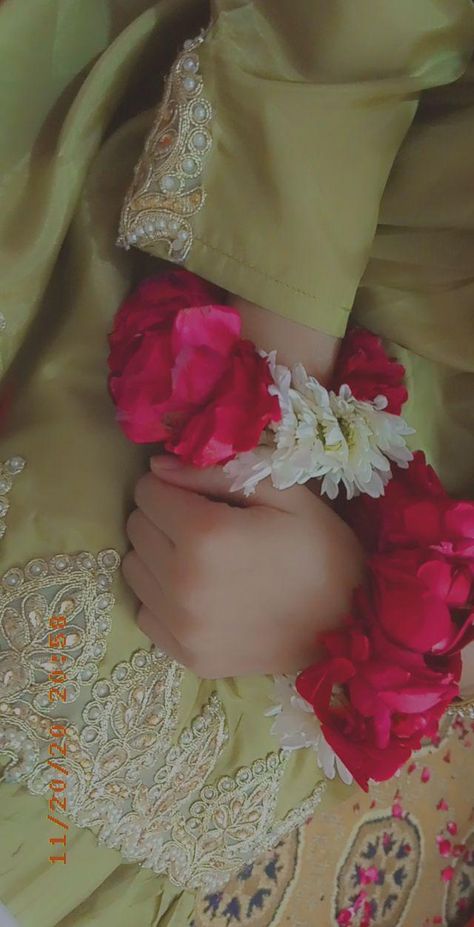 Hand Gajra, Wedding Flower Jewelry, Dps For Girls, Beautiful Pakistani Dresses, Girls Dp Stylish, Bridal Mehndi Designs, Wedding Dresses For Girls, Imran Khan, Bridal Mehndi