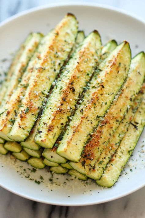 Zuchinni 2 Baked Parmesan Zucchini, Zucchini Crisps, Parmesan Zucchini, Lean And Green Meals, Grilled Zucchini, Fodmap Recipes, Idee Pasto Sano, Greens Recipe, Veggie Dishes