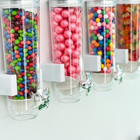 Halloween candy self serve candy wall – Creative Twist Events Candy Wall Display, Bead Display, Epic Halloween Party, Candy Wall, Printable Placemat, Halloween Placemats, Drink Display, Candy Stand, Creative Party Ideas