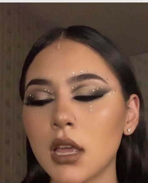 Smokey Euphoria Makeup, Euphoria Makeup For Hooded Eyes, Subtle Butterfly Makeup, Smokey Eye Makeup With Rhinestones, Make Up Look With Rhinestones, Lemonhead Glitter Looks, Black Rhinestone Makeup, Euphoria Make Up Looks, Rhinestone Outfit Ideas