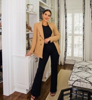 Black Flare Pants Outfit, Flare Pants Outfits, Flare Outfit, Yellow Maxi Skirts, Chic Work Outfit, Black Pants Outfit, Black Flare Pants, Black Strap Heels, Desert Fashion