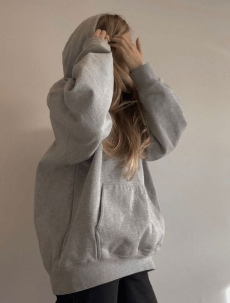 Grey Hoodie Outfit Woman Street Style, Bf Hoodie Aesthetic, Grey Hoodie Outfit Korean, Grey Sweatshirt Aesthetic, Girl In Hoodie Aesthetic, Grey Sweatshirt Outfit Aesthetic, Outfits With Grey Hoodie, University Hoodie Outfit, Grey Jacket Outfit Aesthetic