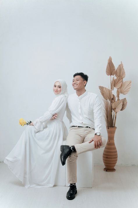 Prewedding White Dress, Foto Prewedding Muslim Studio, Prewedding Vintage Retro Hijab, Prewedding Ideas Casual Hijab Studio, Prewed Casual Indoor, Prewed Studio Casual, Prewedding Ideas Casual Hijab, Prewedding Photography Studio, Prewed Studio