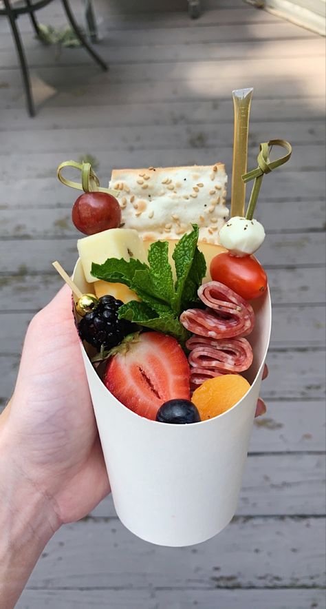 Baby Shower Charcuterie, Charcuterie Cup, Charcuterie Cups, Charcuterie Gifts, Wedding Appetizers, Catering Ideas Food, Charcuterie Inspiration, Charcuterie Platter, Party Food Platters