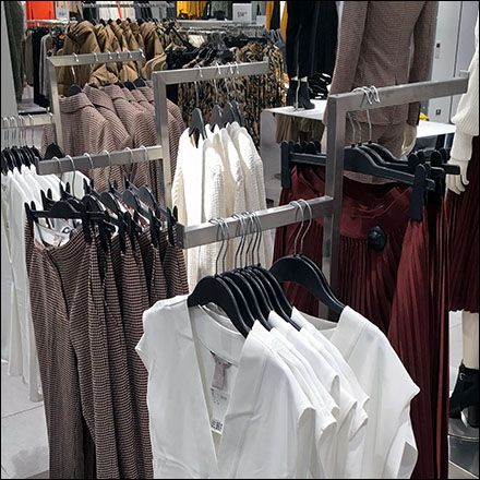 Asymmetric-Arm Apparel Floor-Stand Hangrails Clothing Display Rack, Display Hooks, Clothing Store Displays, Clothing Display, Clothing Store Interior, Clothing Displays, Store Layout, Store Fixtures, Store Displays