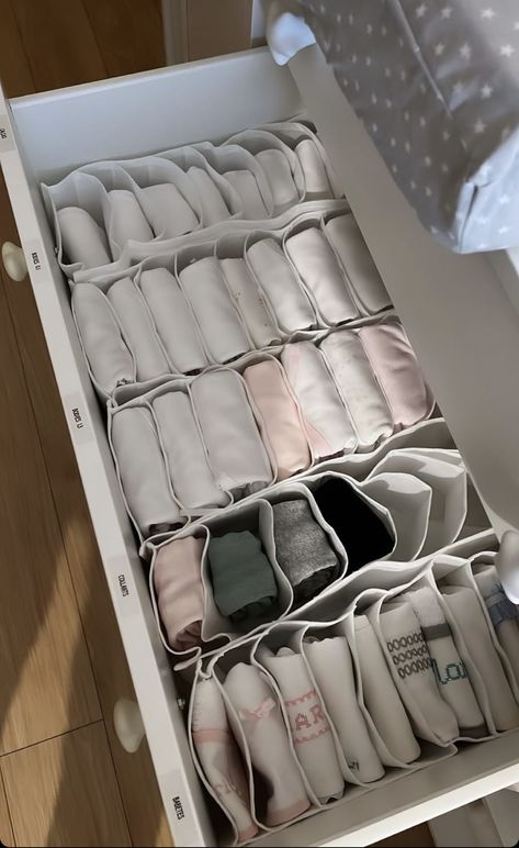 Organized Clothes Aesthetic, Organized Clothes, Dorm Room Closet, Aesthetic Organization, Closet Room Organizer, Room Organization Bedroom, Esthetician Room, Cleaning My Room, Closet Remodel