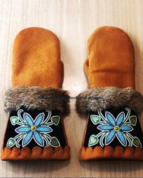 Beaded Mitts Native American, Leather Mittens Diy, Beaded Mittens Native, Metis Tattoos, Fur Mittens Pattern, Beaded Mittens, Metis Beadwork Patterns, Métis Beading, Indian Boots