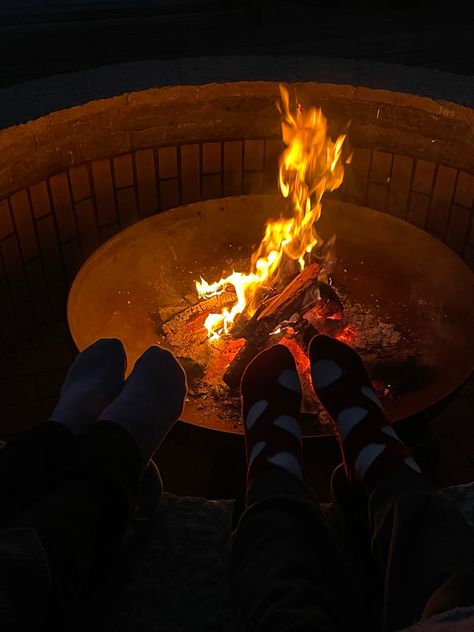 House Party Aesthetic, Cold Aesthetic, Summer Bonfire, Cozy Rainy Day, Fire And Desire, Gryffindor Aesthetic, Fire Pots, Outdoor Aesthetic, Taylor Swift Music