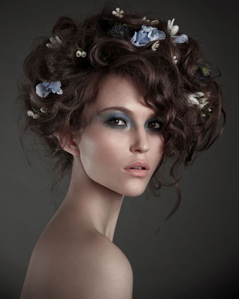 Irina Bordo's 'Flower Girls' Exude Polished, Petal Power for FGR Pelo Editorial, Avant Garde Hair, Woman With Flowers, Medium Curly, Flowers In Her Hair, Curly Updo, Cute Curly Hairstyles, Editorial Hair, Photographie Portrait Inspiration