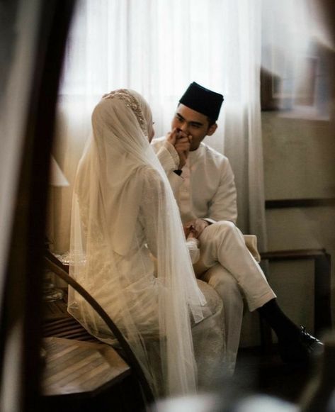 Nikah Poses For Bride, Nikah Poses For Couple, Wedding Aesthetic Photography, Nikah Photoshoot Ideas, Wedding Photo Moodboard, Muslim Wedding Poses, Nikkah Photoshoot Ideas, Konsep Foto Prewed Studio, Malay Wedding Photoshoot