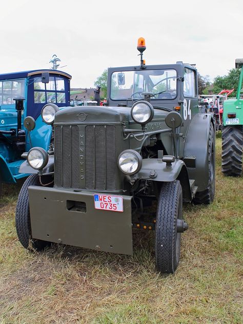 Hanomag R455ATK, Baujahr 1960, in Nato-Oliv.   Treckertreff Aldekerk, 13.5.12 Homemade Tractor, Classic Tractor, Antique Tractors, Art Deco Posters, Massey Ferguson, Farm Equipment, Rubber Tires, Tractor, Antique Cars