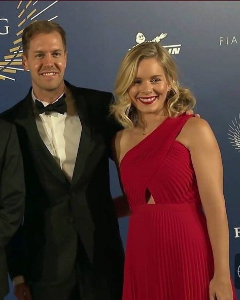 Hanna looking amazing in red and Seb, what a lovely couple, so pleased to see her for a change out with Seb at an official function. Hanna Prater, Redbull Seb Vettel, Ferrari F1 Sebastian Vettel, Sebastian Vettel Singapore 2019, Sebastian Vettel Bowing To Car, Seb Vettel, Sebastian Vettel Monza 2008, F1 Legends, F1 Wags