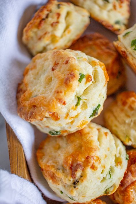 Green Onion and Cheddar Biscuits are easy to make with just 20 minutes of active preparation time. These biscuits are the ideal combination of buttery and cheesy, with a nice fresh flavor from the green onion. Easy Cheddar Biscuit Recipe, Green Onion Biscuits, Cheddar Biscuit Recipe, Onion Biscuits, Cheddar Biscuit, Cheddar Biscuits, Biscuits Easy, Monkey Bread, Green Onion