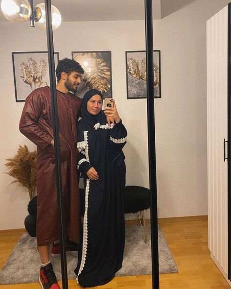 Thobe And Abaya Couple, Hijabi Couple, Family Islam, Dream Couple, Abaya Fashion Dubai, Muslim Couple, Muslim Couple Photography, Mode Abaya, Hijabi Style