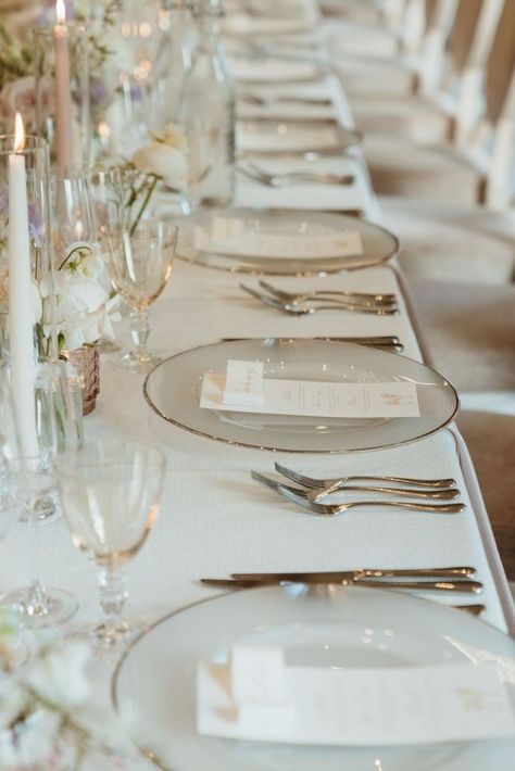 Photography by leahlombardi.com Romantic white and gold wedding menu with gold rimmed charger plates and calligraphy wedding place names, part of a luxury wedding at Hedsor House. For more luxury wedding stationery, wedding menu ideas, wedding place cards, on the day wedding stationery and wedding tablescape inspiration follow wedding-artwork.com. Gold Charger Plates Wedding, Menu Ideas Wedding, House Wedding Ideas, Place Settings Wedding, Wedding Menu Ideas, Charger Ideas, Charger Plates Wedding, Wedding Menus Design, Live Wedding Painting