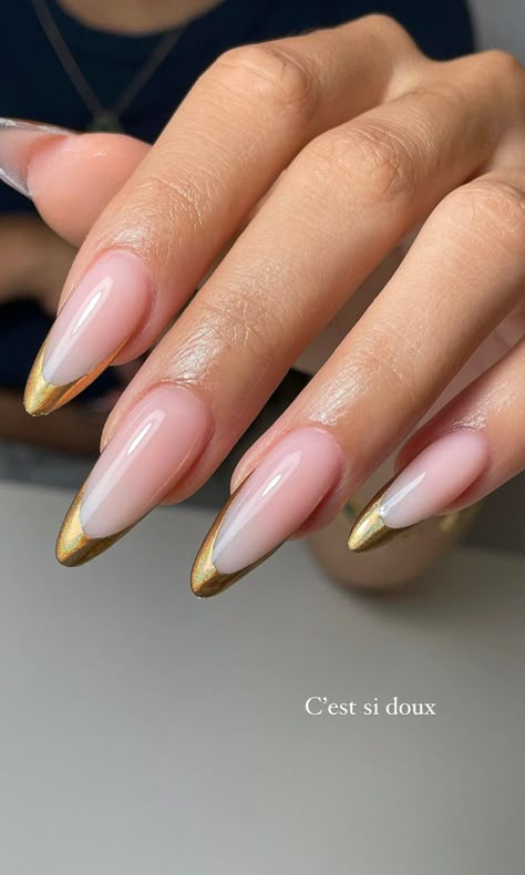 Elegant Nails Almond, Minimal Nail Design, Nail Design Almond, Unique Almond Nails, Purple Nail Looks, Almond French Tip, Elegant Almond Nails, Gold French Tip, Paznokcie Hello Kitty