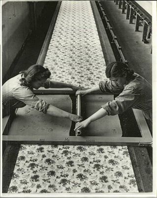 Vintage Fabric Screenprinters... Alfred Eisenstaedt, Design Textile, Life Magazine, Silk Screen Printing, White Photo, Art Plastique, Textile Prints, Printing Techniques, Surface Design