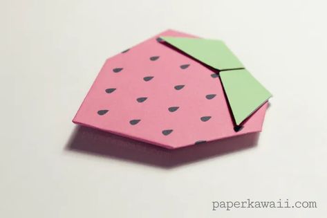 Origami Strawberry Tutorial & Free Printable via @paper_kawaii Strawberry Origami, Origami Printables, Paper Kawaii, Strawberry Shortcake Party, Cute Origami, Kawaii Diy, Easy Origami, Origami Easy, Printable Paper