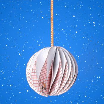 Cómo hacer bolas de navidad de origami. Origami Ball, Christmas Origami, Paper Pen, Christmas Balls, Origami, Paper Crafts, Pen, Ceiling Lights, Christmas