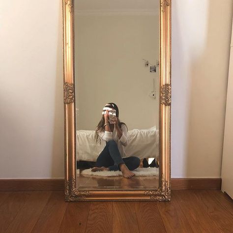 Mirror Picture Ideas Instagram, Polaroid Mirror Selfie, Full Length Mirror Selfie Poses, Floor Mirror Selfie, Full Length Mirror Selfie, Room Mirror Selfie, Vacay Pictures, Bedroom Photography, Long Mirror