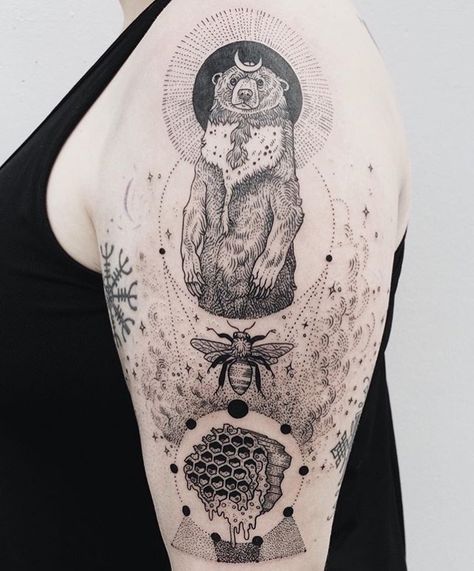 via @freeorgy on ig Women's Shoulder Tattoo, Honeycomb Tattoo, Goddess Of The Hunt, Cool Shoulder Tattoos, Kunst Tattoos, Mens Shoulder Tattoo, 4 Tattoo, Shoulder Tattoos For Women, Bee Tattoo