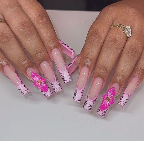 #nails #nailtech #unhasdasemana #nailartist #unhasdegel #naturalnails #longnails #coffinnails #nailaddict #unhaslindas #lovenails #nailpro #nailsaddict #nailinspo #nailsdid #nailsdone #ombrenails #nailsmagazine #nailsofig #nailslove #nailspolish New Nail Colors, Dope Nail Designs, Vacation Vibes, Unique Acrylic Nails, Fire Nails, Bling Nails, Funky Nails, Dope Nails, Nails Magazine