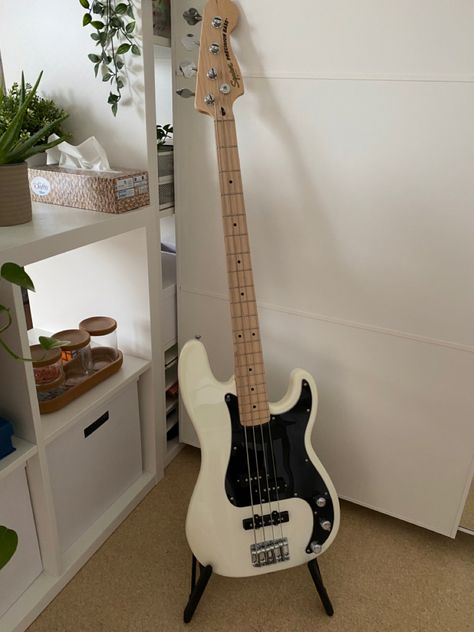 Base Guitar Aesthetic, Stargirl Bedroom Aesthetic, White Guitar Aesthetic, Bass Girl Aesthetic, Stargirl Bedroom, White Bass Aesthetic, Stargirl Room Aesthetic, White Bass Guitar Aesthetic, Stargirl Room