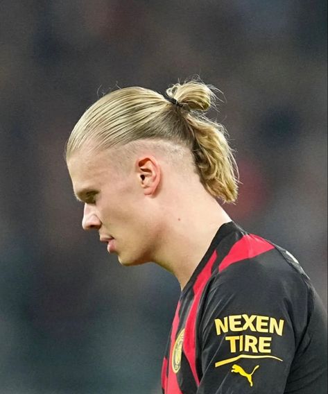 Erling Haaland Hair, Haaland Hairstyle, Haaland Hair, Mens Long Hair Undercut, Man Bun Undercut, Football Hair, Man Bun Hairstyles, Boys Hair, Ronaldo Football