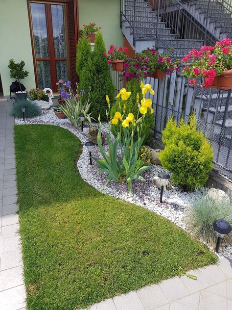 Garden Landscaping Design Ideas, Pebble Landscaping, Front Lawn Landscaping, Front Garden Landscape, Small Front Yard Landscaping, Front Yard Garden Design, Rock Garden Landscaping, Lawn And Landscape, Outdoor Gardens Design